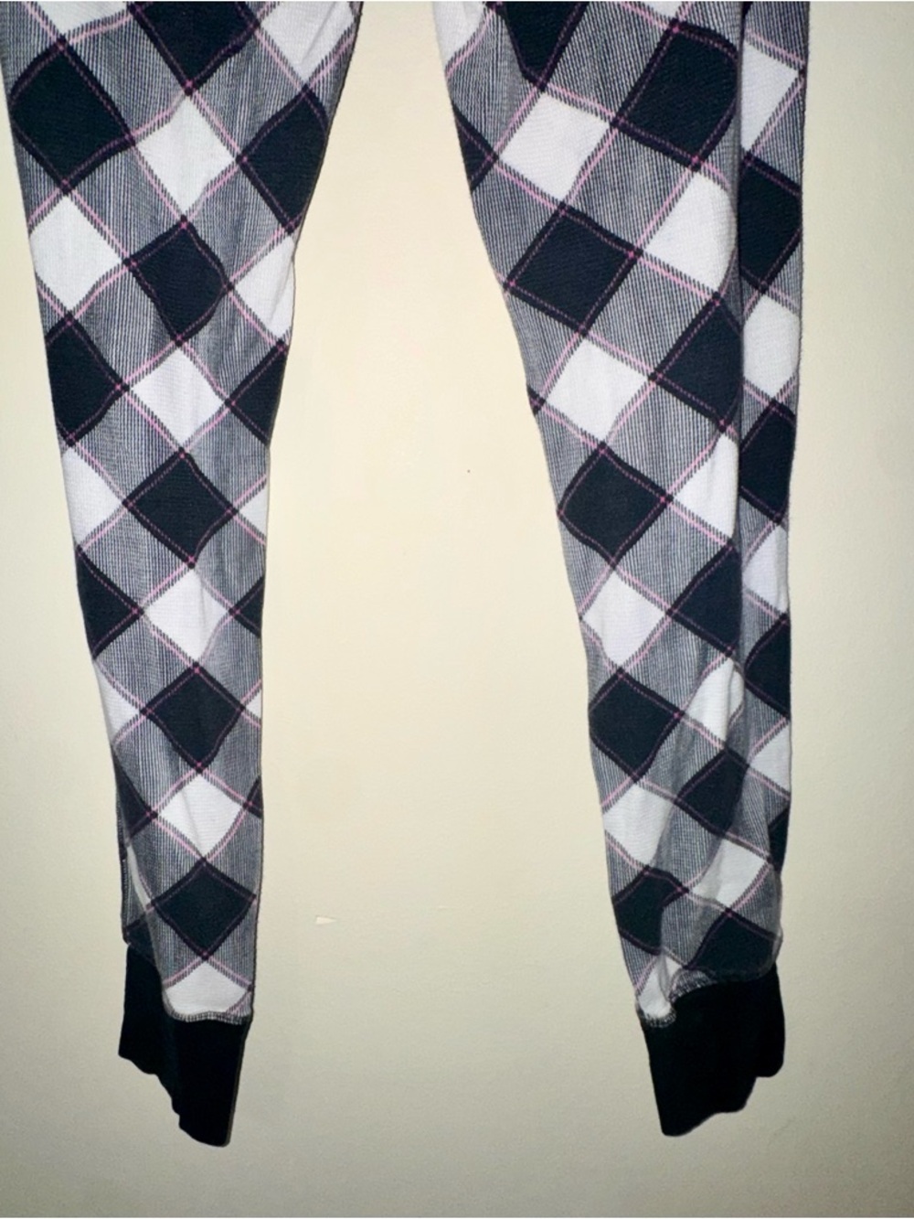 Victoria's Secret Black/White Plaid Long-Sleeve Pajama Set - Picture 14 of 16
